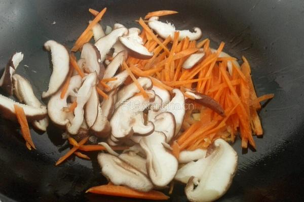 酸辣香菇豆腐汤的做法图解2