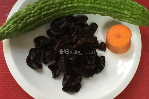 凉拌苦瓜黑木耳的做法图解1