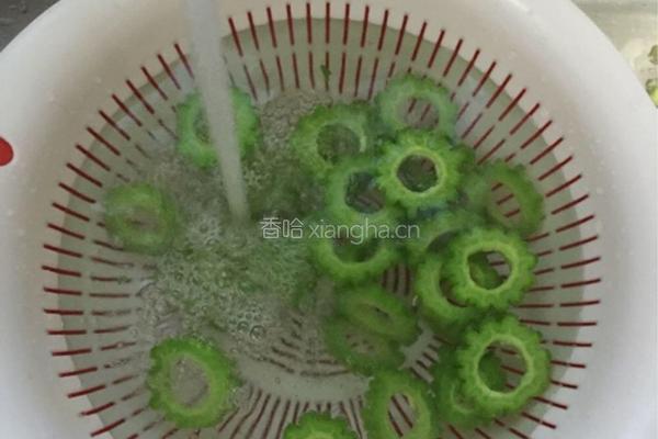凉拌苦瓜黑木耳的做法图解4