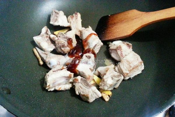 玉米胡萝卜炖排骨的做法图解4