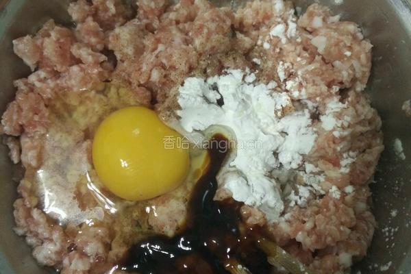 茄汁芝麻小肉丸的做法图解1