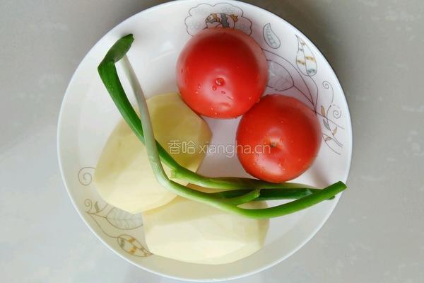 西红柿炒土豆片的做法图解1