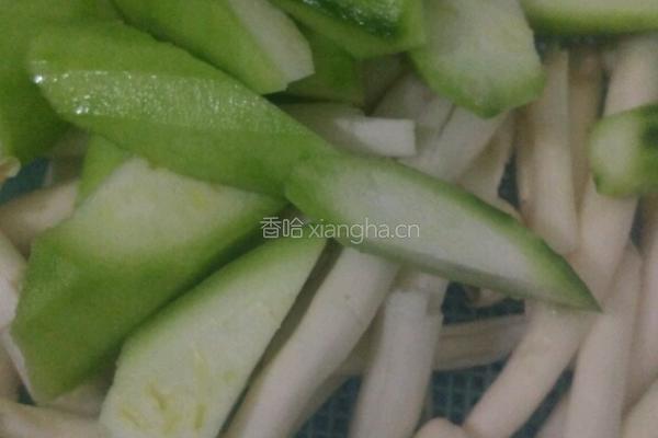 海鲜菇丝瓜肉末汤的做法图解1