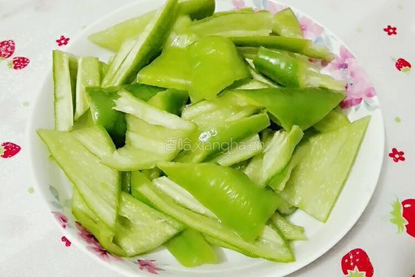 青椒炒腐竹的做法图解2