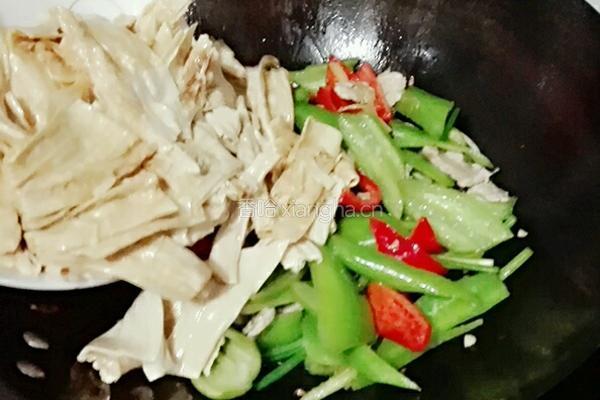 青椒炒腐竹的做法图解11