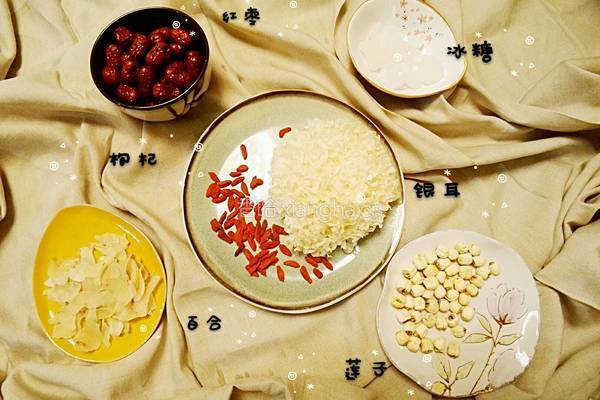 红枣银耳莲子汤的做法图解1