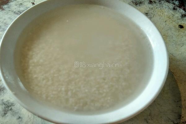 电饭煲腊肉香肠煲仔饭的做法图解1