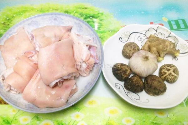 红焖猪蹄的做法图解1