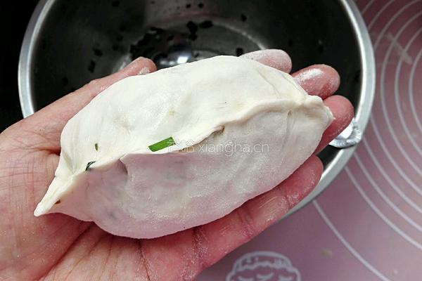 鹅蛋韭菜盒子的做法图解9