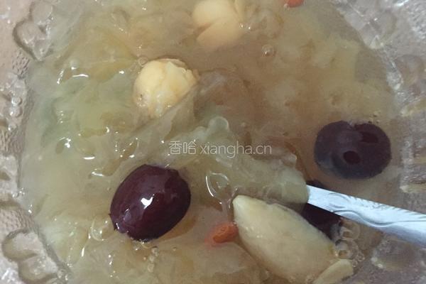 银耳红枣莲子羹