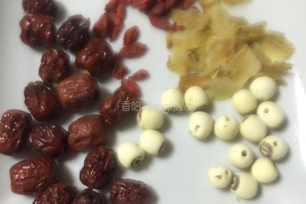 银耳红枣莲子羹的做法图解2