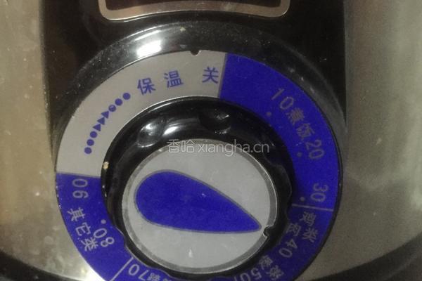 银耳红枣莲子羹的做法图解3