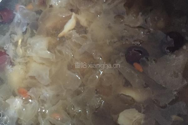银耳红枣莲子羹的做法图解4