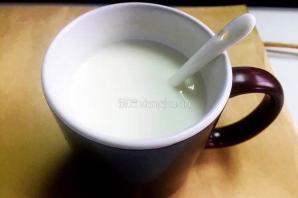 牛奶麦片的做法图解1