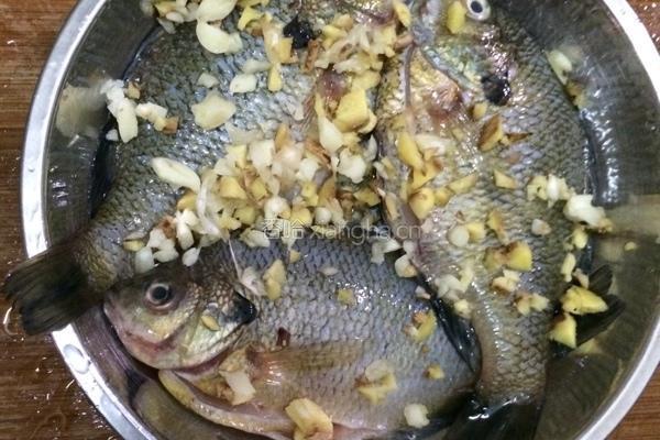 蒸太阳鱼的做法图解3