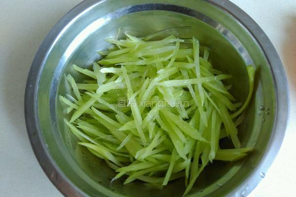 清炒莴苣丝的做法图解2