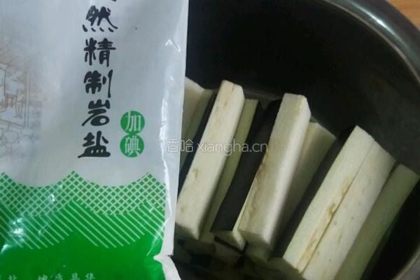 腊肉烧茄子的做法图解1