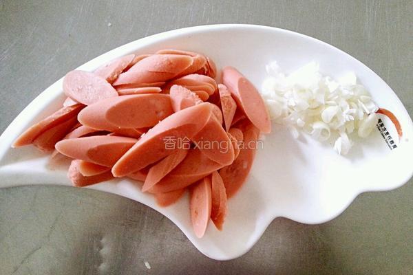 火腿肠炒鸡蛋的做法图解2