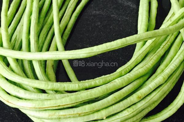蒜泥炒豇豆的做法图解1