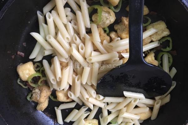 豆泡凤尾鱼意大利斜管面的做法图解4