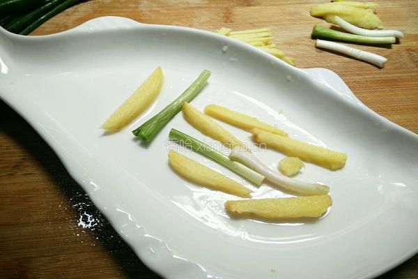 清蒸鲫鱼的做法图解4