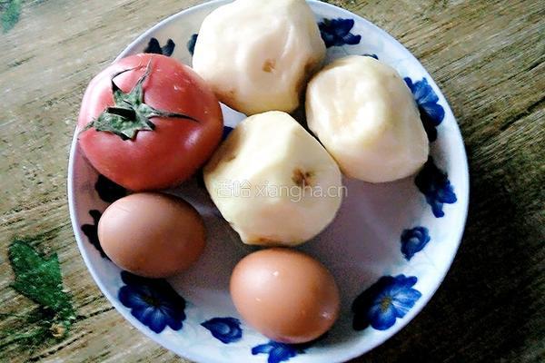 蕃茄土豆鸡蛋汤的做法图解1