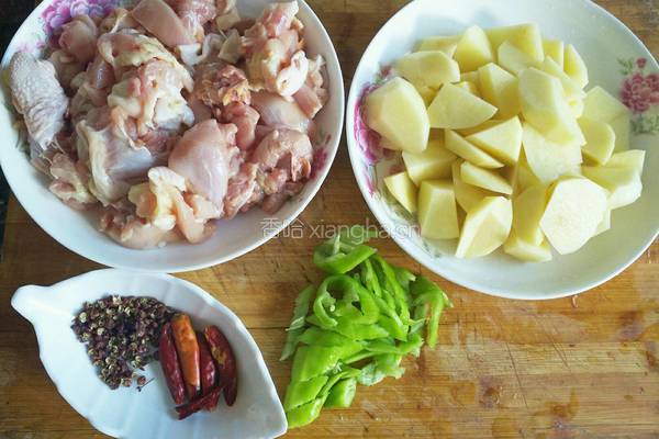 土豆炖鸡块的做法图解1