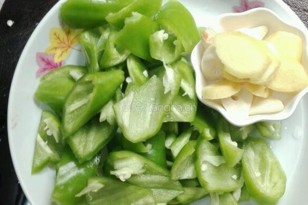 青椒炒肥肠的做法图解6