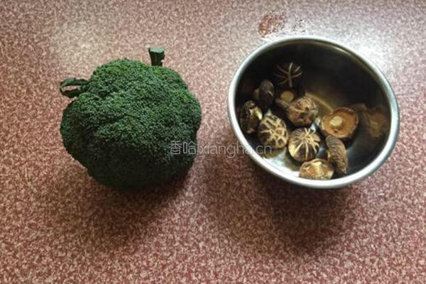 香菇西兰花的做法图解1