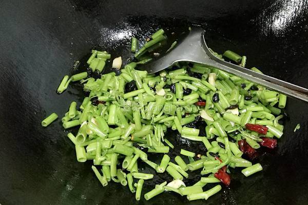 豆豉辣炒空心菜梗的做法图解6