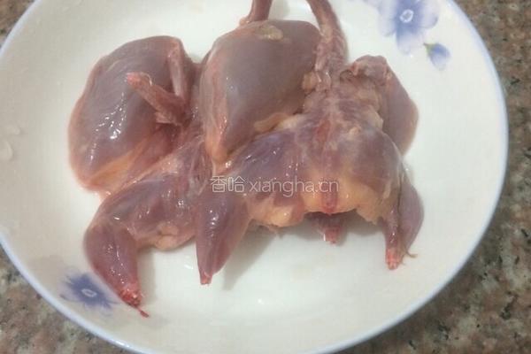 清炖鸽子汤的做法图解1