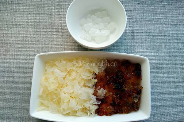 桃胶炖银耳的做法图解2