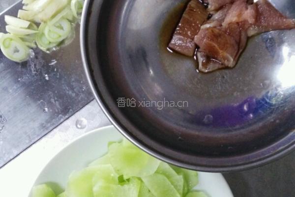 莴苣炒肉的做法图解1