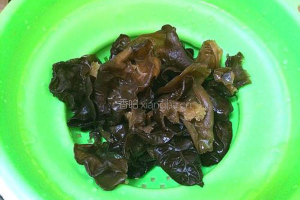 木耳炒油菜的做法图解1
