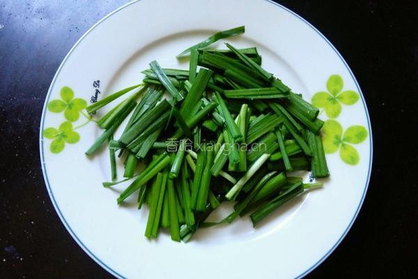 蚕豆炒韭菜的做法图解2