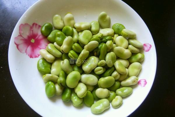 蚕豆炒韭菜的做法图解3