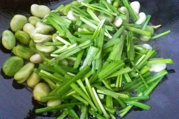 蚕豆炒韭菜的做法图解8