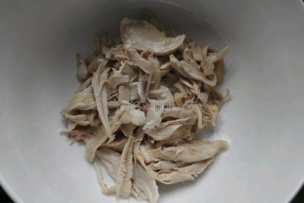 香辣手撕鸡腿的做法图解5