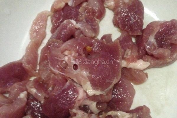 白菜猪肉炖粉条的做法图解1
