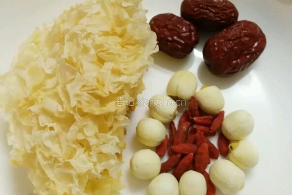 银耳莲子汤的做法图解1
