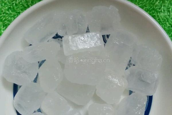 银耳莲子汤的做法图解2