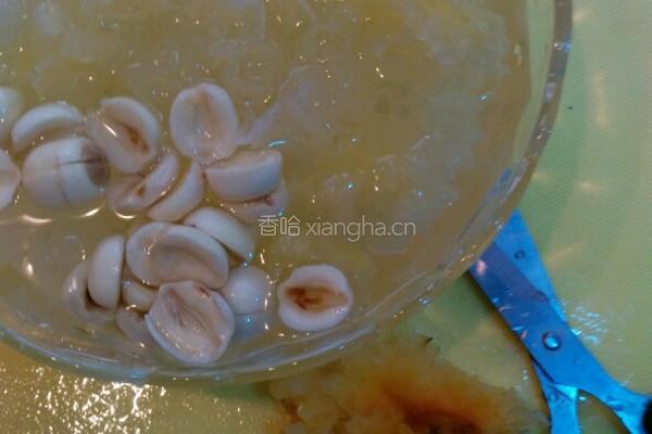银耳莲子汤的做法图解5
