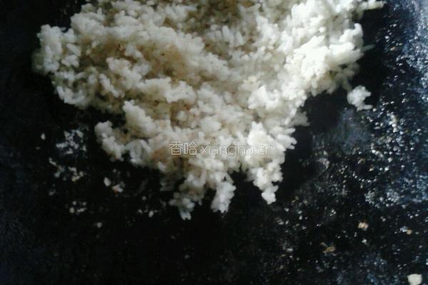 剩米饭鸡蛋饼的做法图解1