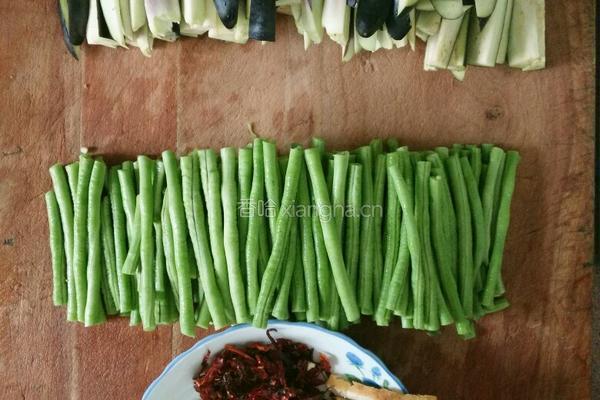 茄子炒豆角的做法图解1