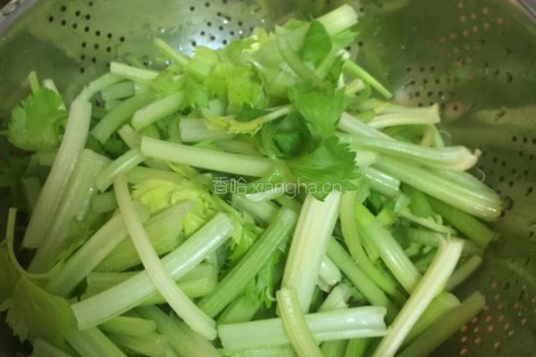 芹菜肉丝的做法图解2