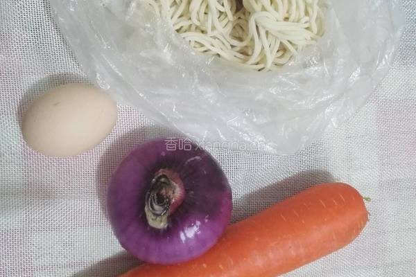 炒面条的做法图解1