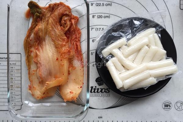 泡菜炒年糕的做法图解1