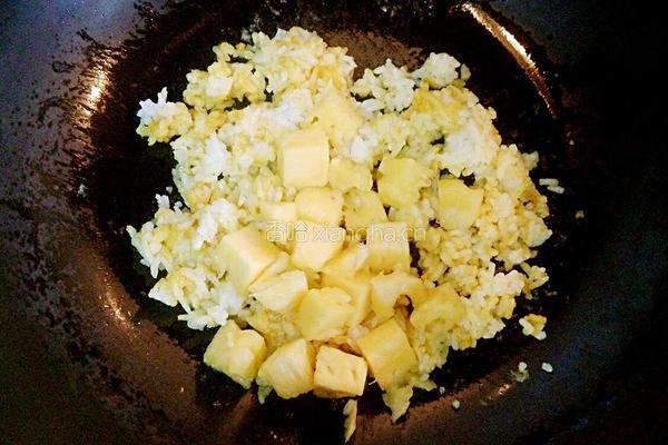五彩菠萝炒饭的做法图解6