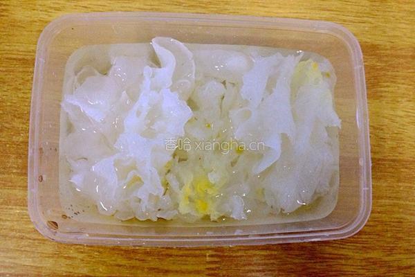 冰糖银耳红枣汤的做法图解2