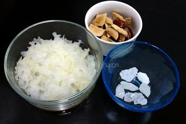 冰糖银耳红枣汤的做法图解3
